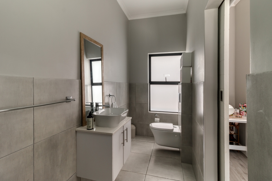 4 Bedroom Property for Sale in Aan de Wijnlanden Western Cape